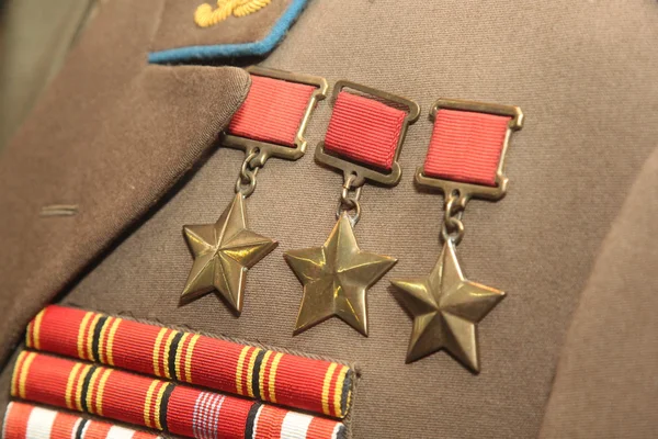 ソビエト連邦の英雄の金の星のメダルのソ連バッジの賞を受賞 — ストック写真