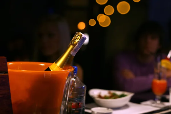 Flaska champagne i is hink — Stockfoto