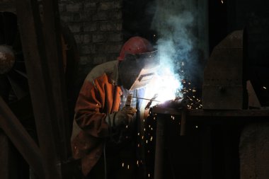 ara çelik parça işçi