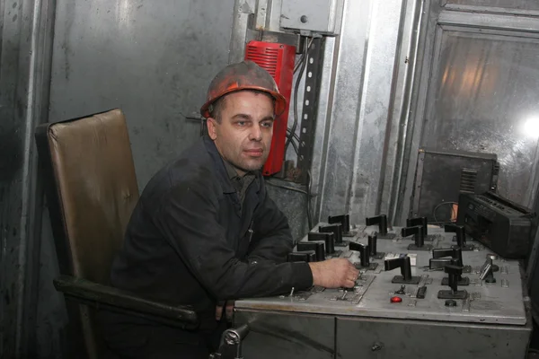 Trabajador sentado en un panel de control — Foto de Stock