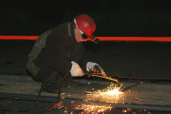 Worker welding the steel part — Stock Photo, Image