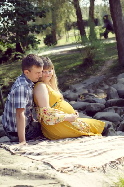 Joyeux et jeune couple enceinte sur la nature — Photo