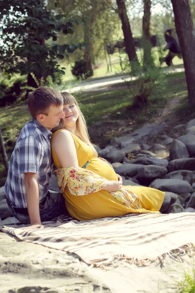 Joyeux et jeune couple enceinte sur la nature — Photo