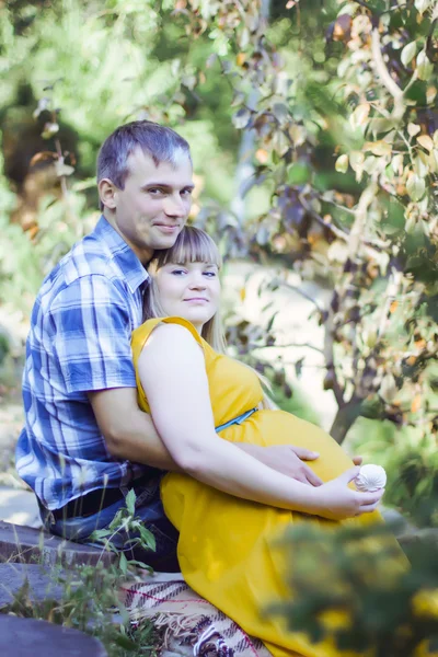 Joyeux et jeune couple enceinte sur la nature — Photo