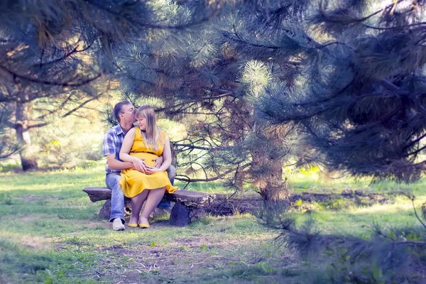 Felice e giovane coppia incinta sulla natura — Foto Stock