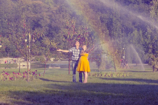 Felice e giovane coppia incinta sulla natura — Foto Stock