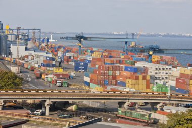 Bağlantı noktası Ilyichevsk. ihracat ve ithalat mal ve kapsayıcılar için yük gemileri yüzlerce hareketli Avrupa kargo liman manzarası