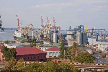 Bağlantı noktası Ilyichevsk. ihracat ve ithalat mal ve kapsayıcılar için yük gemileri yüzlerce hareketli Avrupa kargo liman manzarası