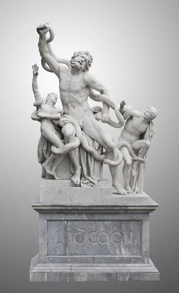 Standbeeld van Laocoön en zijn zonen, ook wel genoemd de Laocoön-groep, is een monumentale marmeren beeldhouwwerk. Standbeeld in stedelijk park van Odessa. — Stockfoto