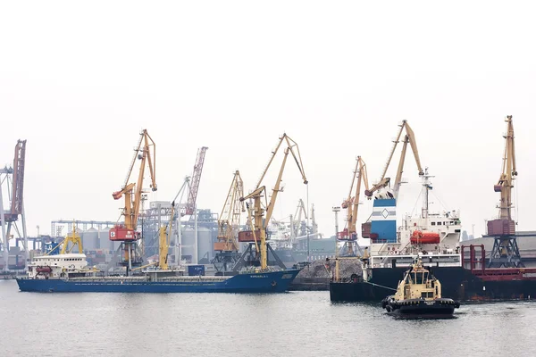 Commerciële haven van Ilyichevsk. Het laden van een vrachtschip op dock in Odessa zeehaven. Gemechaniseerde metalen werkwagen — Stockfoto