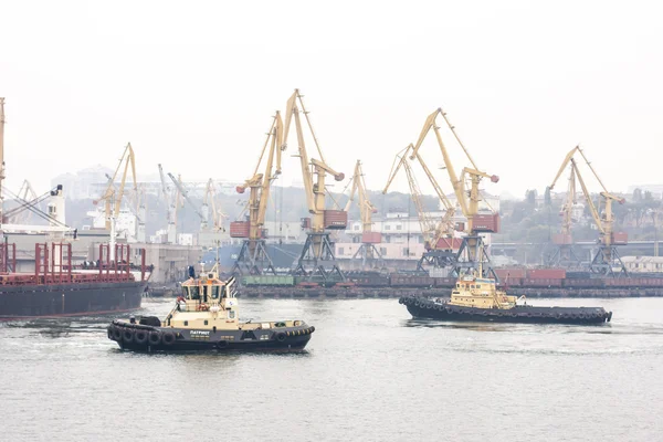 Zee haven van Odessa. Barkas duwt schip — Stockfoto