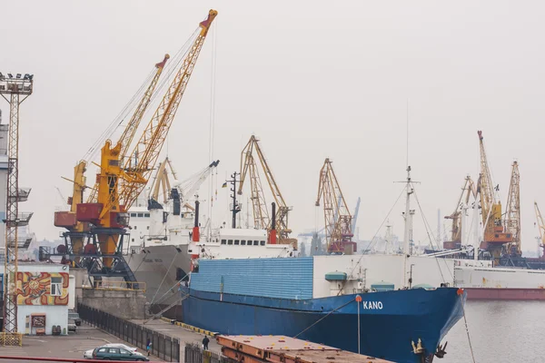 Porto commerciale di Ilyichevsk. Il carico di una nave da carico al molo nel porto di Odessa. Meccanizzato camion di lavorazione del metallo — Foto Stock