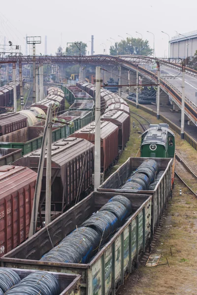 Коммерческий порт Ильичевск. железнодорожные вагоны, перевозящие металл и другие товары — стоковое фото