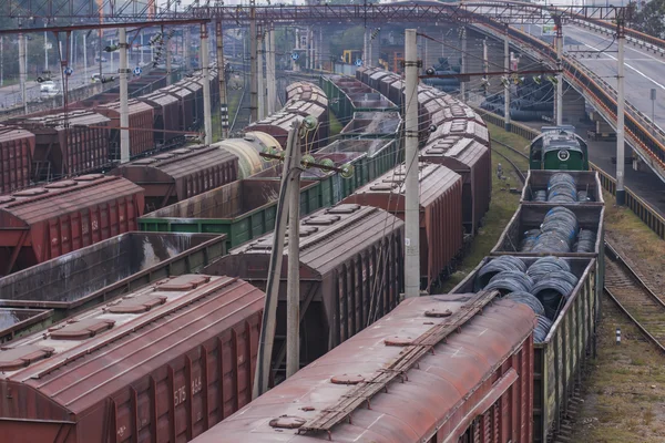 Коммерческий порт Ильичевск. железнодорожные вагоны, перевозящие металл и другие товары — стоковое фото