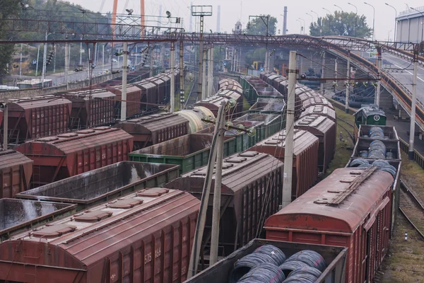 Комерційного порту Іллічівськ. залізничні вагони транспортування металу та інших товарів — стокове фото