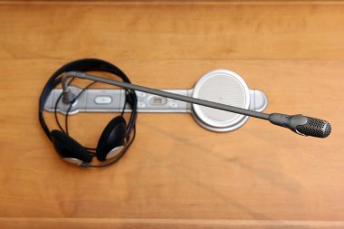 Kulaklık ve mikrofon masada