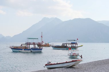 Çıralı Kumsalı, Turkish Riviera yakınındaki gezinti tekneleri vardır