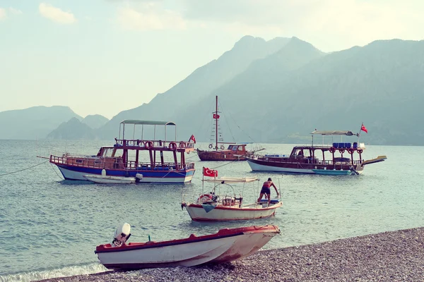 Neúnavných lodě poblíž pláži Cirali, turecká riviéra — Stock fotografie