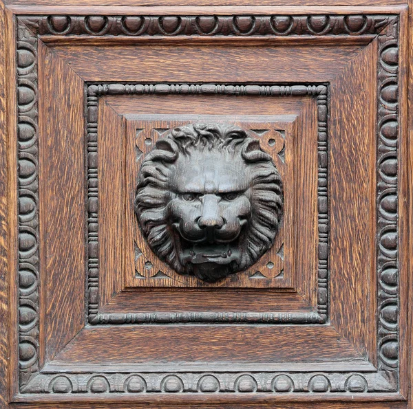 Aslan başı. Dekorasyon kapı — Stok fotoğraf