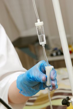 Doktor hastaya ilacı ayarlar