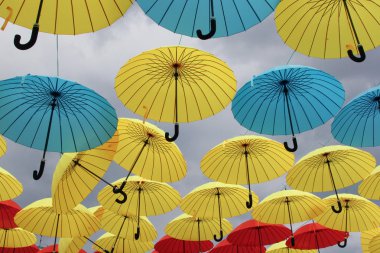 Bir sürü çok renkli şemsiyeler. Şemsiye kentsel dekorasyon renk