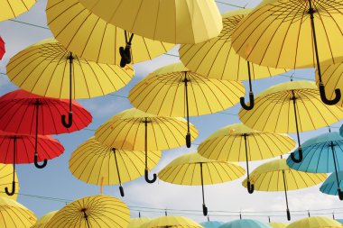 Bir sürü çok renkli şemsiyeler. Şemsiye kentsel dekorasyon renk