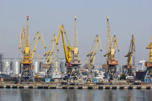Odessa, Ukrayna - 26 Temmuz 2015: Kargo vinç rayları ve kargo