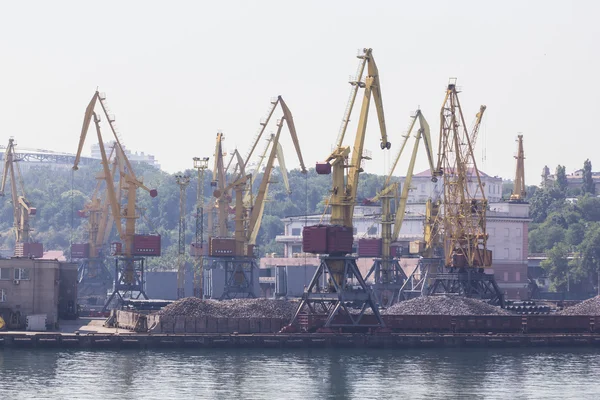 Odessa, Oekraïne - 26 juli 2015: Lading kranen op rails en lading — Stockfoto