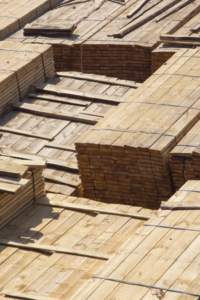Pannelli di legno in un magazzino di materiali da costruzione — Foto Stock