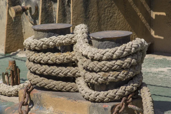 Bolardo de amarre de barcos con cuerdas de amarre de servicio pesado —  Fotos de Stock