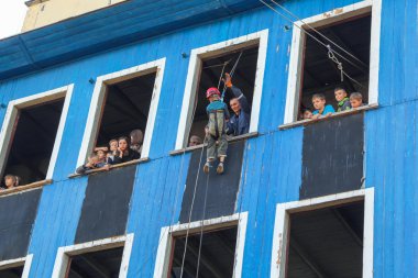 Çocuk güvenli iniş büyük bir yükseklikten bir ip üzerinde