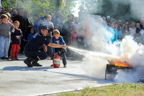 Tieners tonen hoe correct gebruik van een brandblusser — Stockfoto