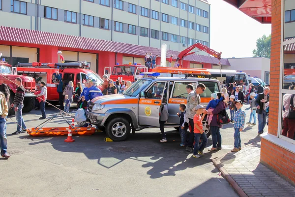 Jungs inspizieren Feuerwehrausrüstung — Stockfoto