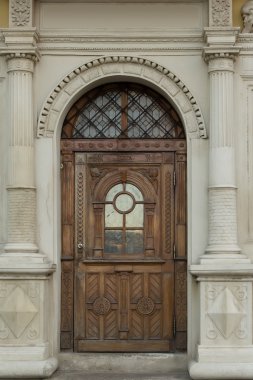 Lviv, sokaklarında eski ahşap kapı