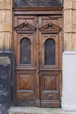 Lviv, sokaklarında eski ahşap kapı