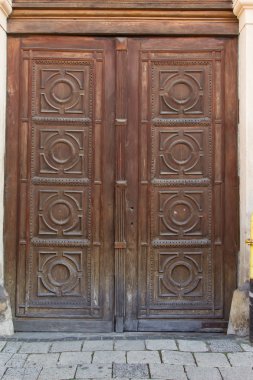 Lviv, sokaklarında eski ahşap kapı