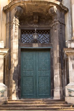 Lviv, sokaklarında eski ahşap kapı