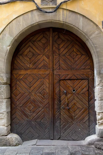 Lviv, sokaklarında eski ahşap kapı — Stok fotoğraf