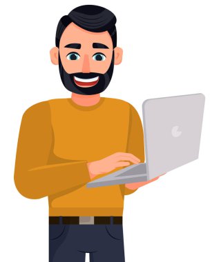 Laptop kullanan bir adam. Sakallı bir adam dizüstü bilgisayar tutuyor. Beyaz arka planda izole edilmiş sevimli bir adam..