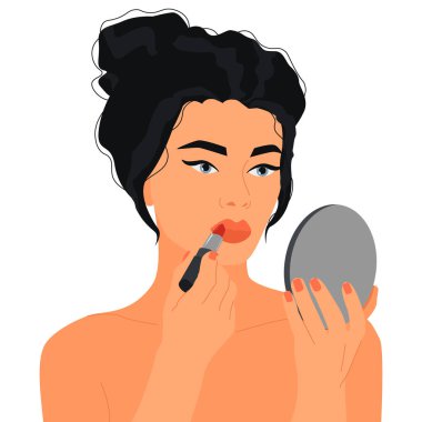 Kadın dudaklarını boyuyor. Moda tarzında bir ilüzyon. Kız dudaklarını kırmızı rujla boyuyor ve aynaya bakıyor. Kafasında çörek olan bir kız makyaj yapıyor. Beyaz arkaplanda izole edilmiş kız.