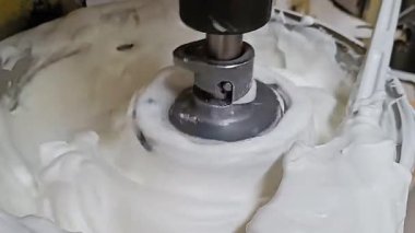 Eski bir mikser makinesinin kapağı şeker ve yumurta beyazı kullanarak kek ve ekmek yapmak için hamur karıştırıyor.