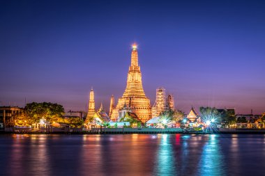 Wat Arun peyzaj alacakaranlık zaman. Bangkok, Tayland Chao Phraya Nehri boyunca yer alan bir Budist tapınağı