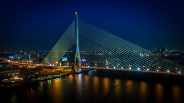 Rama VIII Bridge'de Bangkok ve Chao praya Nehri, Tayland gece