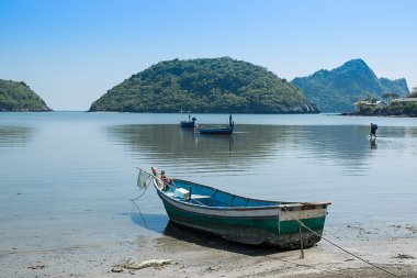 Sahilde eski bir ahşap yelkenli tekne