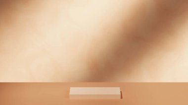 Tek dikdörtgen podyumu ve sıcak bej arka planı olan temiz bir stüdyo sahnesi, ürün sergisi veya markalaşma modeli için ideal..