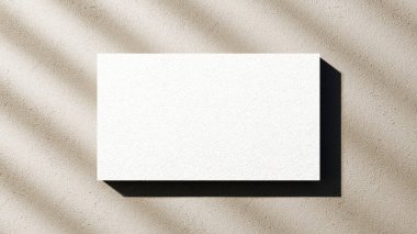 Çizgili güneş ışığı gölgeleriyle dokulu bir yüzeyde duran temiz beyaz bir tahta. Marka düzeni ve modern tasarım arka planları için ideal.