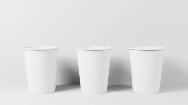 Temiz bir arka planda duran en az üç beyaz bardaklık düzenleme. Markalaşma, ambalaj tasarımı, sunumlar ve ürün düzeni için ideal.