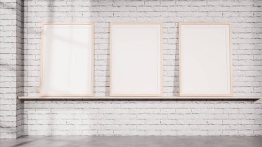 Rafta beyaz tuğla bir duvara karşı dizilmiş üç çerçeveli galeri tarzı bir maket. Markalaşma sistemleri, poster serileri, sanat koleksiyonları ve profesyonel iç sunumlar için ideal.