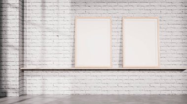 Beyaz tuğla bir duvara karşı rafa yerleştirilmiş dengeli iki çerçeveli bir kompozisyon. Marka setleri, poster koleksiyonları, iç tasarım görselleri ve pazarlama sunumları için uygundur..