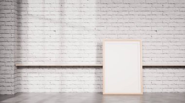 Beyaz tuğlalı arka planı olan bir rafa yaslanmış modern bir poster modeli. Poster önizlemeleri, markalaşma kavramları, iç görseller ve ticari sunum kullanımı için tasarlandı.